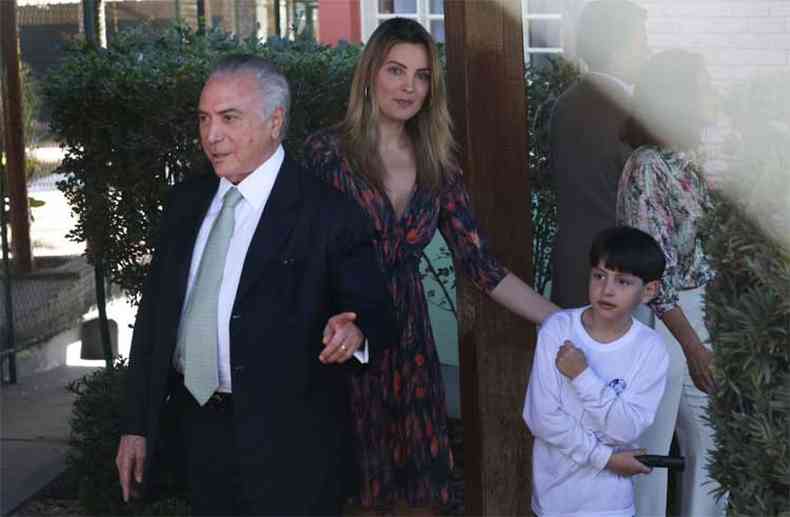 O presidente Interino e a mulher, Marcela, foram buscar, nesta tera-feira, o filho Michelzinho na escola(foto: Jos Cruz/Agncia Brasil)