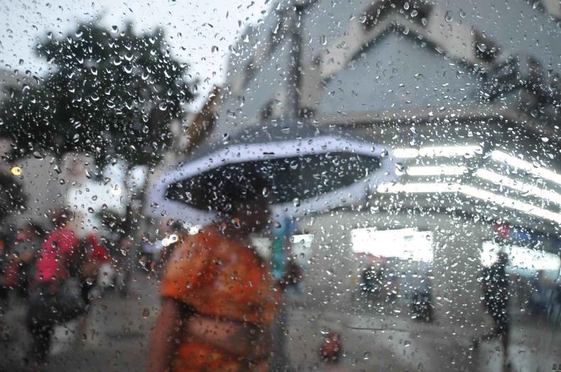 Imagem de uma pessoa com uma sombrinha ou guarda-chuva
