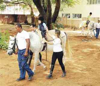 Terapia com auxlio de cavalos foi prejudicada por falta de profissionais de sade(foto: Euler Junior/EM/D.A Press %u2013 1/3/11)