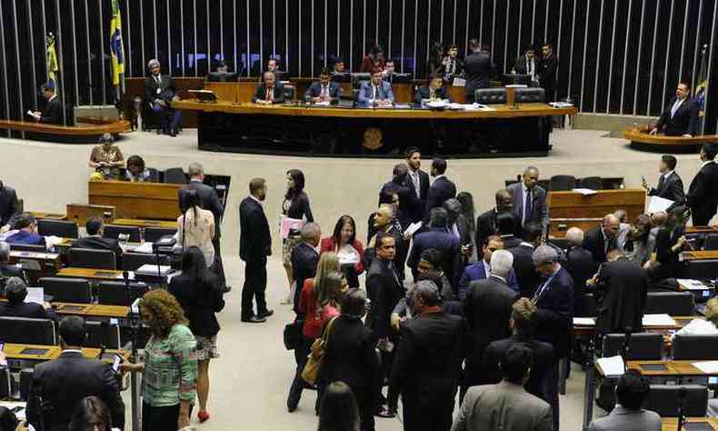 A maior parte dos deputados e senadores vai tentar a reeleio e leva vantagem sobre os novatos(foto: Luiz Macedo / Cmara dos Deputados)