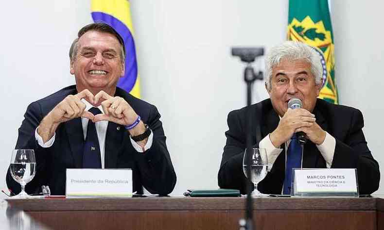 Ministro astronauta Marcos Pontes, na imagem sentado o lado do presidente Bolsonaro,  um dos beneficiados(foto: Wikimedia commons)