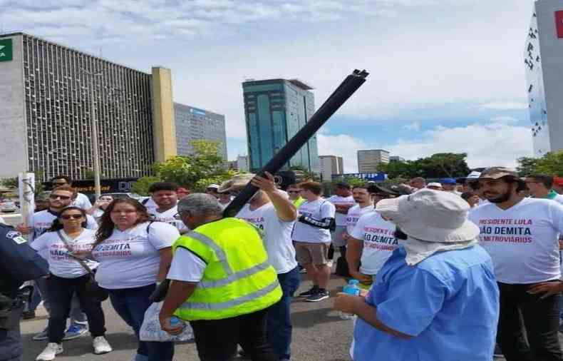 Manifestantes sendo barrados em Braslia