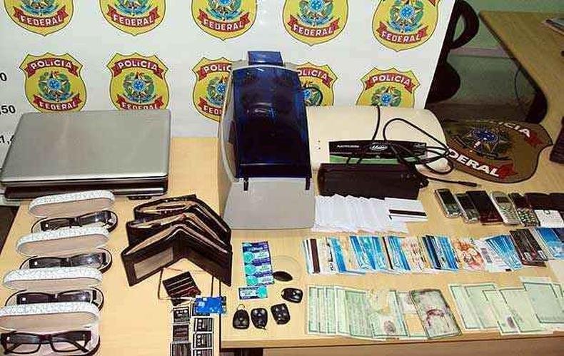 Com um dos presos foram encontrados óculos com pontos eletrônicos(foto: Polícia Federal/Divulgação) Com um dos presos foram encontrados óculos com pontos eletrônicos(foto: Polícia Federal/Divulgação)
