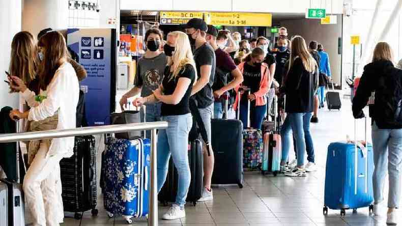 Line of passengers inside Schiphol Airport
