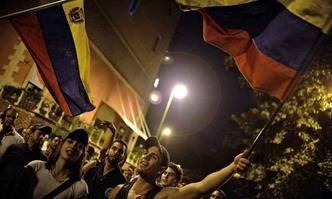 Venezuelanos que apoiam a oposição celebram a vitória(foto: LUIS ROBAYO/AFP) Venezuelanos que apoiam a oposição celebram a vitória(foto: LUIS ROBAYO/AFP)