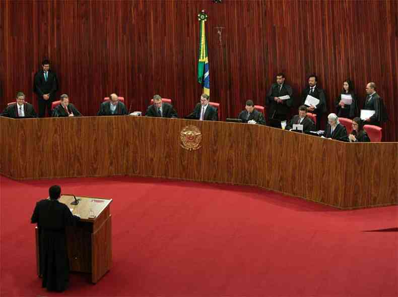 Pleno do TSE: suspeita de uso de dinheiro desviado da Petrobras para a campanha de Dilma Rousseff  um dos temas em julgamento (foto: Nelson JR./Asics/TSE - 4/8/15)
