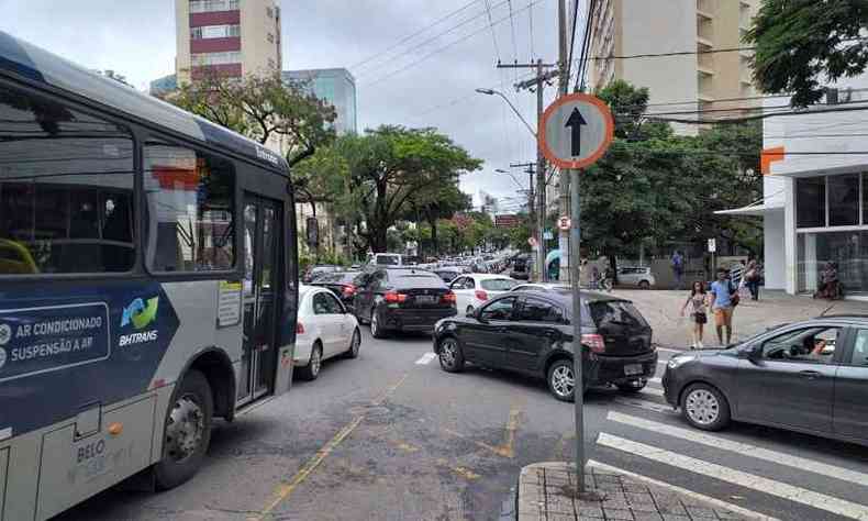 Trnsito lento na Avenida Brasil, no Bairro Santa Efignia(foto: Ivan Drummond/EM/DA Press)