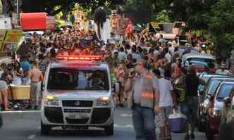 Cerca de 6 mil pessoas acompanharam o desfile do Brkio do Xai-Xai & Bloco da Bartucada, um dos 10 que comearam s 14h ontem(foto: Tlio Santos/EM/DA Press)