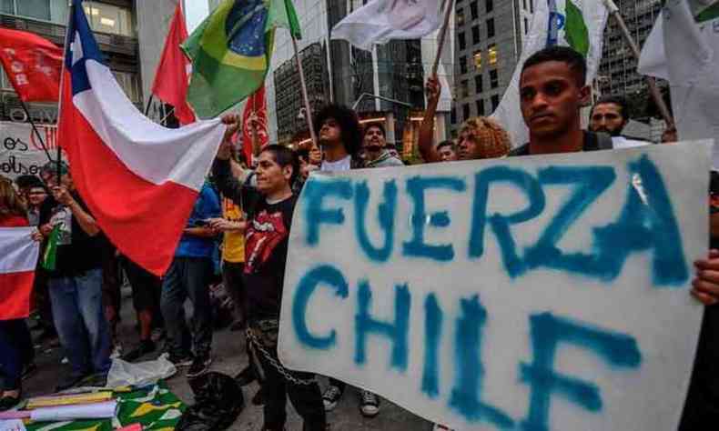 Protestos de chilenos que residem no Brasil reforam preocupao de que manifestaes no pas vizinho sirvam de exemplo para um Brasil que cresce pouco e retrocede em distribuio de renda(foto: Nelson Almeida/AFP)