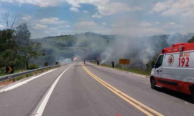 Risco de explosão fez com que trânsito fosse fechado nos dois sentidos da rodovia(foto: PRF/Caxambu/Divulgação) Risco de explosão fez com que trânsito fosse fechado nos dois sentidos da rodovia(foto: PRF/Caxambu/Divulgação)