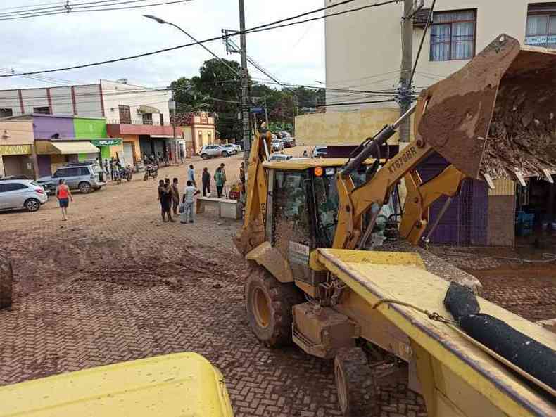 Mquinas pesadas so usadas para limpar as ruas da cidade(foto: Prefeitura de Santa Luzia/Divulgao)