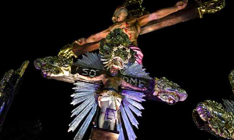 Trinta e um anos depois de o Jesus censurado da Beija-Flor, a Mangueira teve a chance de exibi-lo e fez negro, mulher, antes de tudo, humano(foto: MAURO PIMENTEL/AFP )