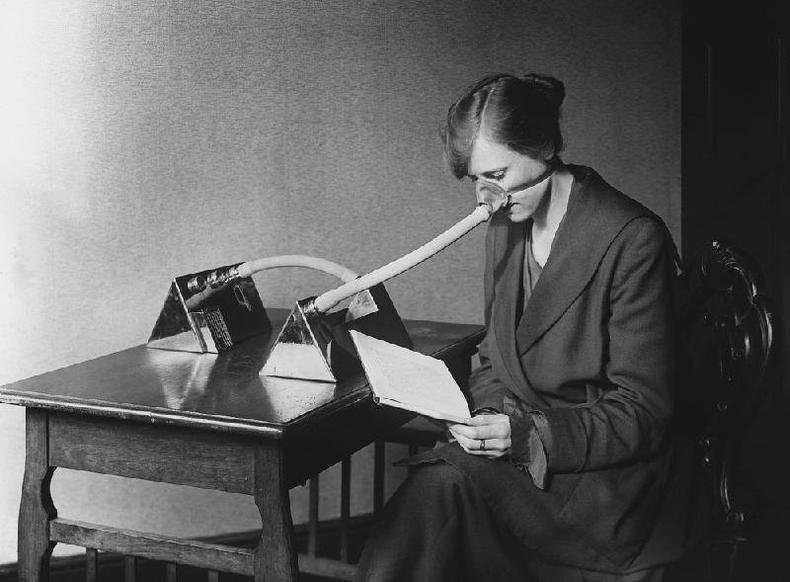 Mulher usa máscara de gripe durante a epidemia de gripe espanhola(foto: Getty Images) Mulher usa máscara de gripe durante a epidemia de gripe espanhola