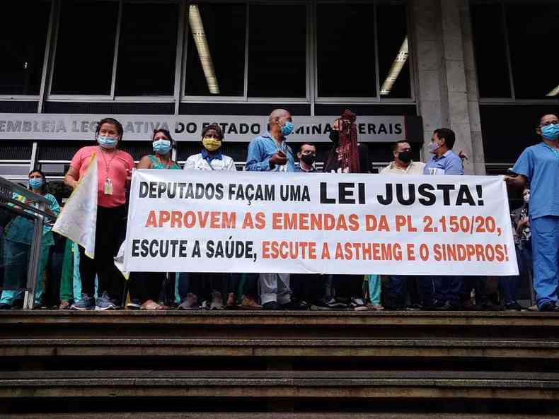 Colaboradores temporrios da Fhemig ficaro acampados por 48 horas em frente  Assembleia Legislativa de Minas Gerais. Manifestantes protestam contra o fim de 3,5 mil contratos de trabalho temporrios na rede.(foto: Asthemg/Divulgao)