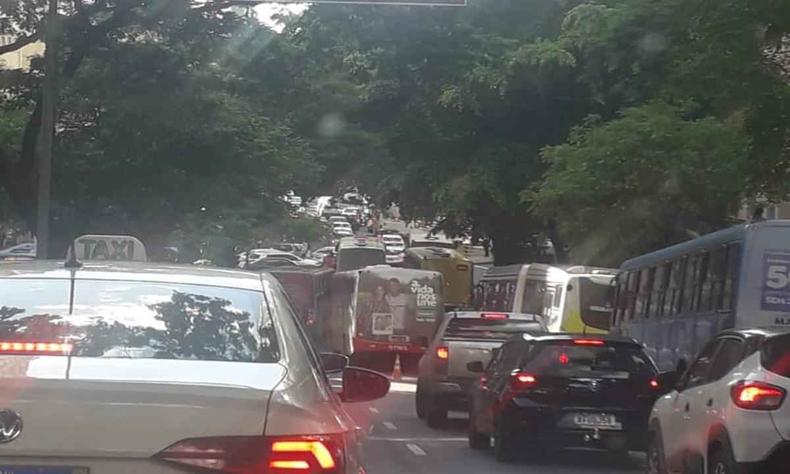 Reportagem do Estado de Minas flagrou o trânsito em situação caótica no Centro após um ônibus coletivo apresentar defeito na avenida Augusto de Lima(foto: Rafael Rocha/EM/D.A press) Registro da avenida Augusto de Lima, em Belo Horizonte, no Centro. Traseira de táxi ao lado esquerdo aparece em primeiro plano. Ao fundo, fila de veículo em duas pistas de rolamento