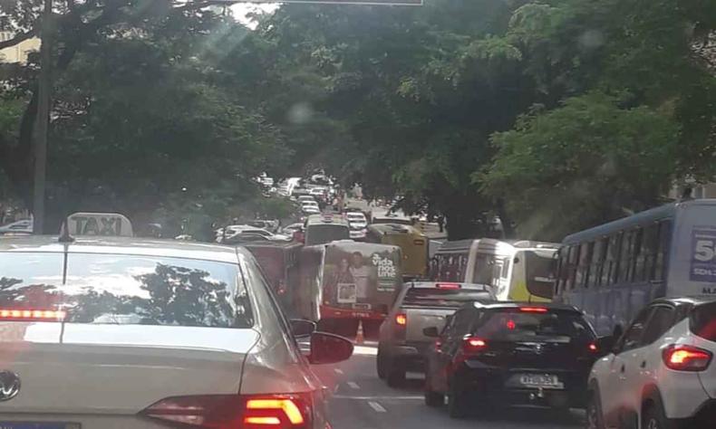 Registro da avenida Augusto de Lima, em Belo Horizonte, no Centro. Traseira de txi ao lado esquerdo aparece em primeiro plano. Ao fundo, fila de veculo em duas pistas de rolamento