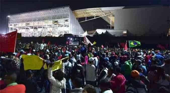 Protesto realizado nesta quarta-feira em So Paulo questionou os gastos com a Copa, movimentos contrrios ao evento ocorrem em vrias cidades do pas(foto: AFP PHOTO/NELSON ALMEIDA )