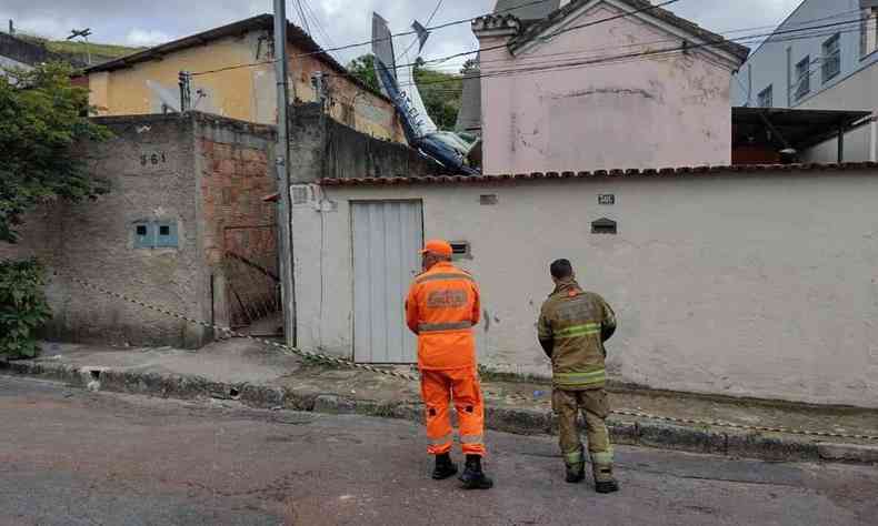 bombeiros retiram combustvel de aeronave