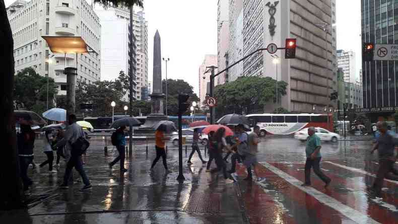 Pedestres se apressam durante a chuva na Praa Sete, Centro de Belo Horizonte(foto: Jair Amaral/EM/DA Press)