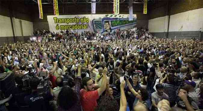 Votao do sindicato dos metrovirios em que foi definida a suspenso da greve por um dia(foto: REUTERS/Chico Ferreira)