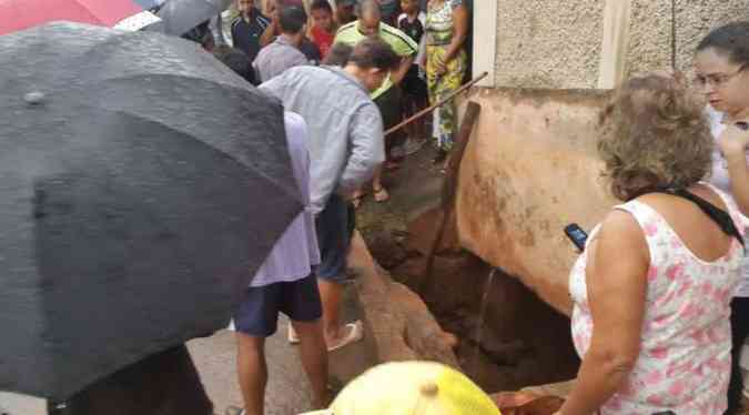 Moradores abriram bueiros na regio para tentar encontrar a menina (foto: Rodrigo Clemente/EM/D.A.Press)