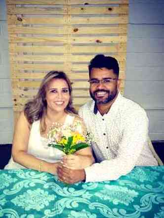 Helosa Heleno Galeno Coutinho, de 40 anos, e Welton Adriano de Souza, de 36, foram os primeiros a se casar on-line em Minas Gerais (foto: Arquivo Pessoal)