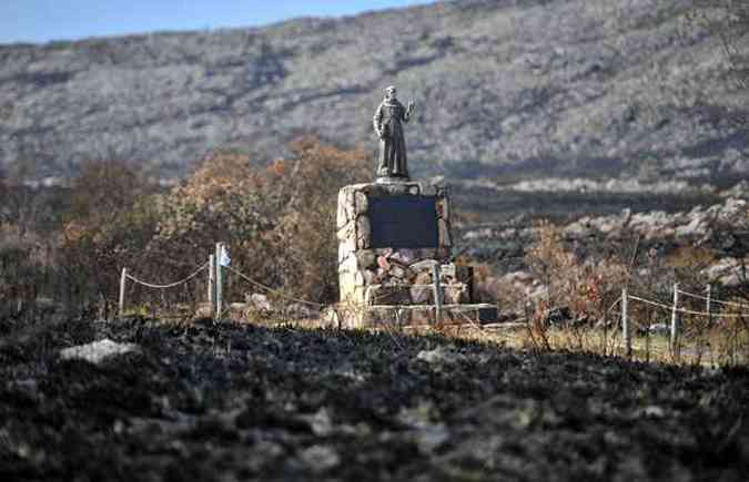O marco do padroeiro cercado por cinzas: após sucessivas queimadas, unidade de conservação da Serra da Canastra está fechada(foto: Leandro Couri/EM/D.A Press)