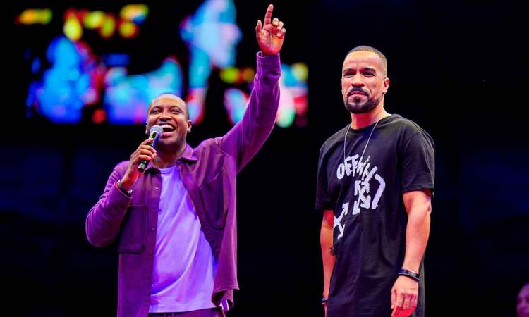 Thiaguinho e Fernando Pires no palco