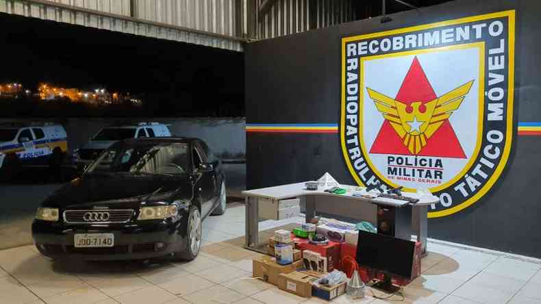 Com o casal de suspeitos, PM encontrou um carro, armas, munio e diversos aparelhos eletrnicos(foto: PMMG)
