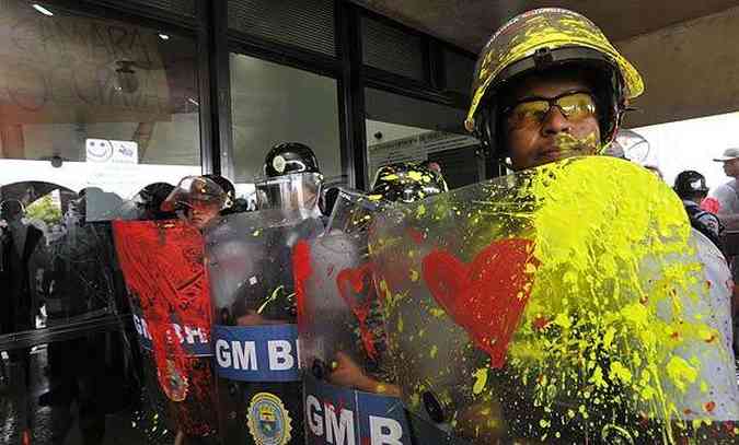Escudos protetores da Guarda Municipal foram pintados por manifestantes, que tambm atiraram tinta (foto: Maria Tereza Correia/EM DA Press)