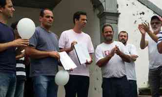 Manifestantes foram at a Cmara Municipal para entregar abaixo-assinado (foto: Paulo Figueiras/D.A.Press)