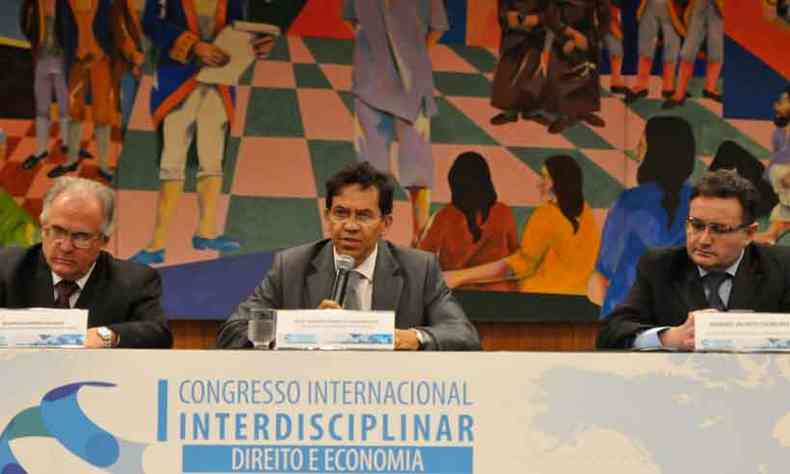 Coordenador do congresso, o professor Antnio Gomes Vasconcelos (C) defende reforma tributria justa como forma de beneficiar os cidados(foto: Alexandre Guzanshe/EM/D.A Press)