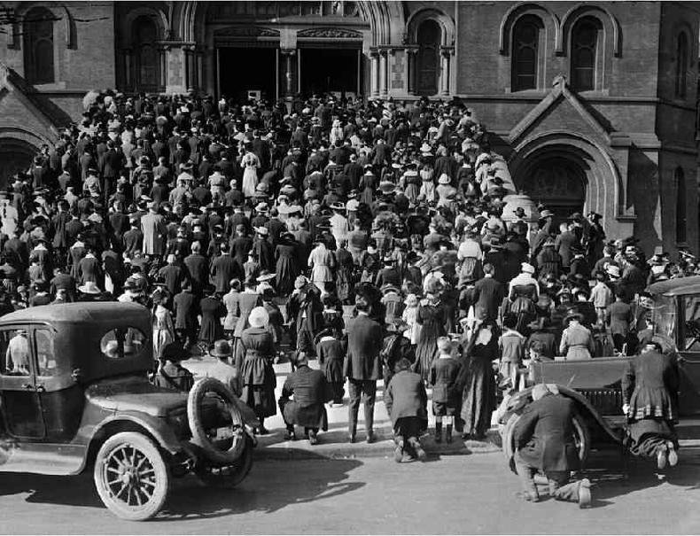 A congregação orando nos degraus da Catedral de Santa Maria da Assunção, onde se reuniram para ouvir missas e orar durante a epidemia de gripe, em San Francisco, Califórnia(foto: Getty Images) A congregação orando nos degraus da Catedral de Santa Maria da Assunção, onde se reuniram para ouvir missas e orar durante a epidemia de gripe, em San Francisco, Califórnia