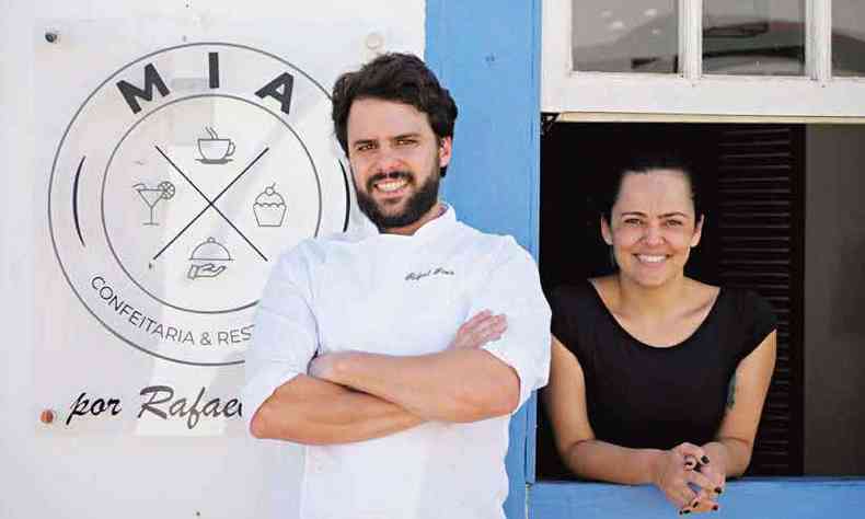 Rafael Pires e Nara Andrade esto  frente do Mia e da Confeitaria Tiradentes(foto: Andr Frade/Divulgao)