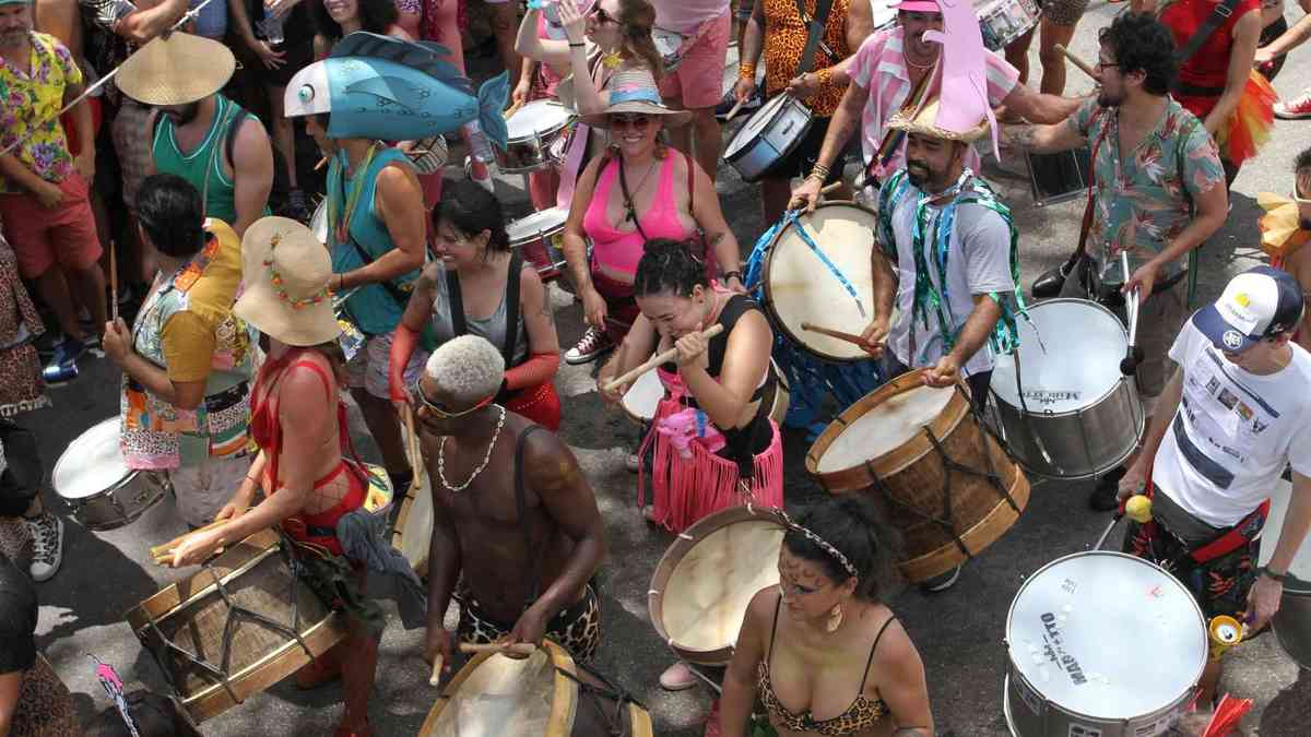 Carnaval de rua no Rio de Janeiro sofre com violência e ausência do poder  público 