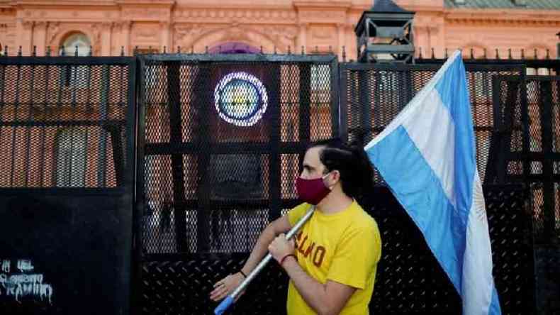 Manifestante contrrio a medidas de restrio aparece em foto de abril em frente  Casa Rosada, em Buenos Aires(foto: REUTERS/Agustin Marcarian)