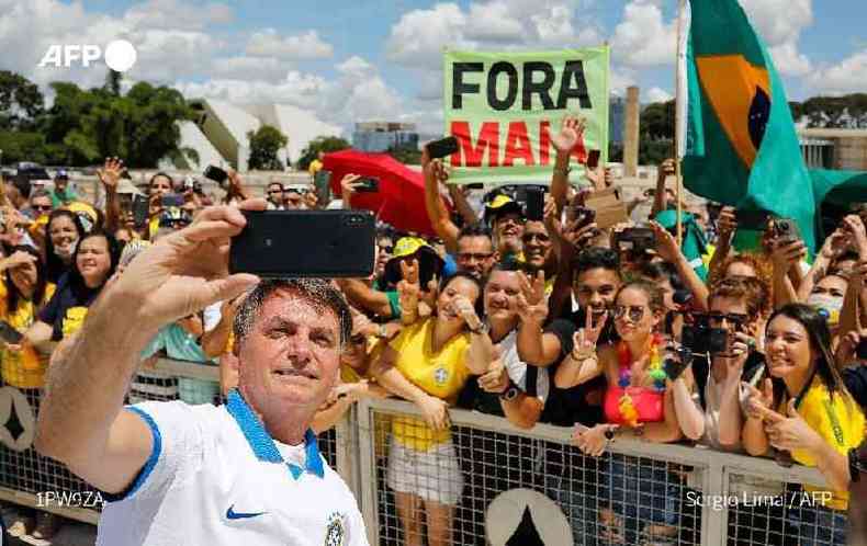 Presidente Jair Bolsonaro tira selfie com apoiadores aps manifestao em Braslia, organizada apesar da orientao para evitar aglomeraes, em 15 de maro de 2020