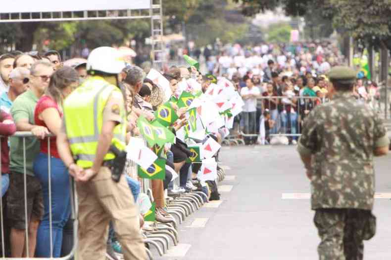 Desfiles comearam por volta das 9h na Avenida Afonso Pena em comemorao a Independncia do Brasil(foto: Edsio Ferreira/EM/D.A. PRESS)