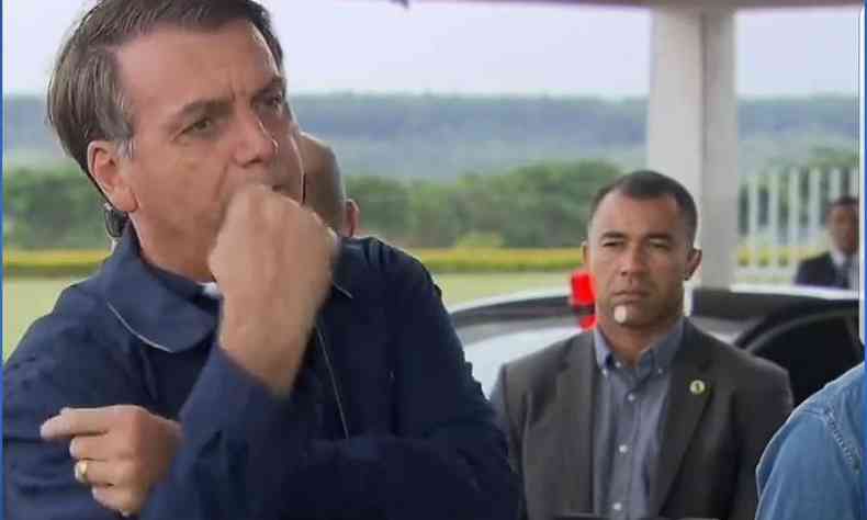 Bolsonaro usou uma foto dando 'banana' para anunciar que no est com o coronavrus(foto: Reproduo/Twitter Jair M. Bolsonaro)