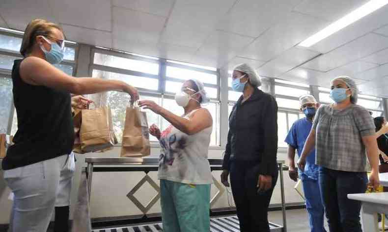 Voluntrios distribuem 800 kits de lanches para funcionrios do Hospital Eduardo de Menezes, na capital(foto: Alexandre Guzanshe/EM/D.A Press)