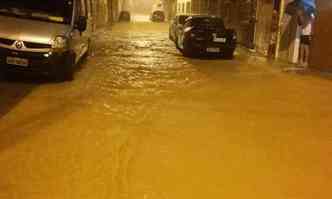 Chuva forte durante a madrugada alagou bairros de Muria(foto: silvanalves.com.br)
