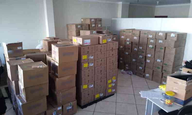 Imagem de caixas com medicamentos clandestinos apreendidos pela polcia