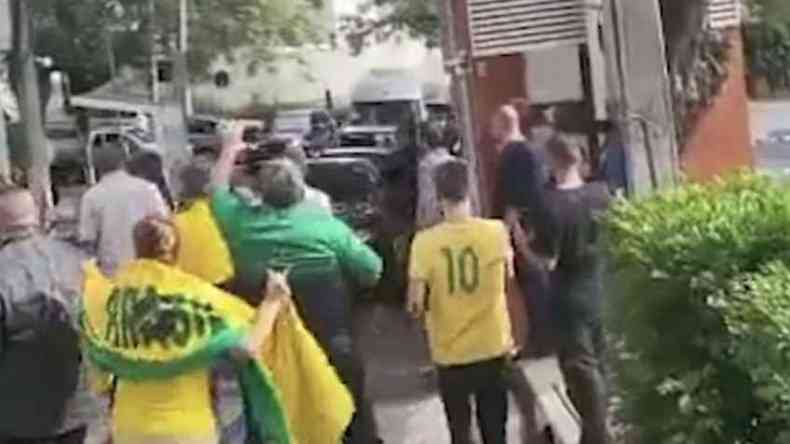 Manifestantes cercam carro de Lula