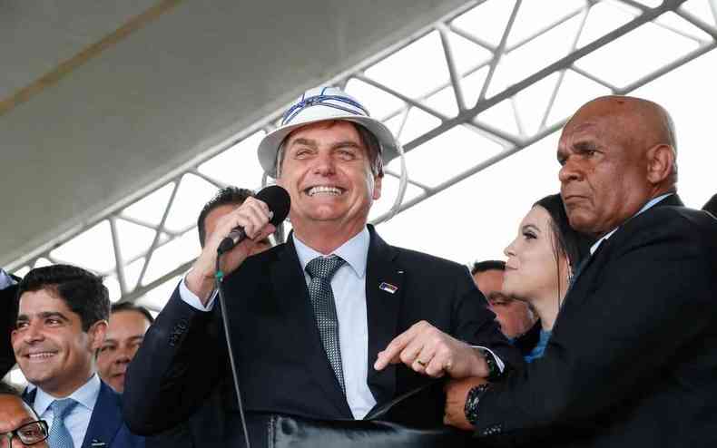 Bolsonaro acena para nordestinos com chapu tpico 