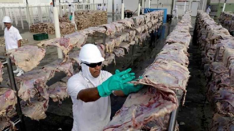 A empresa brasileira JBS também foi alvo de ataque(foto: Reuters) Linha de produção da JBS