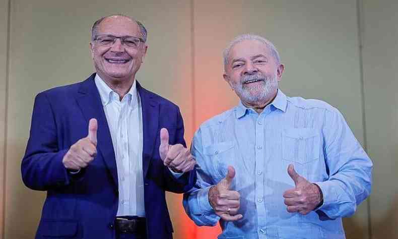 Alckmin e Lula fazendo gestos com as duas mos de 'beleza', com o dedo levantado e sorrindo