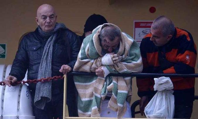 Resgate de passageiros e membros da tripulação durou mais de 24 horas(foto: Filippo Monteforte/AFP ) Resgate de passageiros e membros da tripulação durou mais de 24 horas(foto: Filippo Monteforte/AFP )