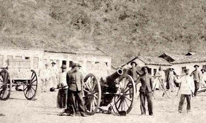 Divisão de Artilharia Canet posando para foto na cidade de Monte Santo, base das operações do exército brasileiro na Guerra de Canudos. Na foto está a temida Divisão de Artilharia Canet posando para foto na cidade de Monte Santo, base das operações do exército brasileiro na Guerra de Canudos. Na foto está a temida