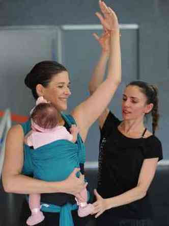 Com a filha protegida por um sling, Juliana treina ao lado da professora Sarah Nogueira(foto: Leandro Couri/EM/D.A PRESS)