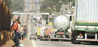 Congestionamento na Ferno Dias passou de 40 km na sexta. Cargas foram perdidas(foto: Edsio Ferreira/EM/D.A/Press)